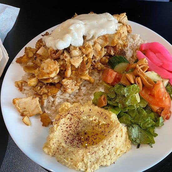 مطعم وجبات سريعة متخصص في تقديم المأكولات المتوسطية، بما في ذلك الشاورما، والفلافل، والسلطات، والبيتزا، والمعجنات.