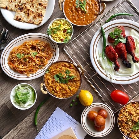  يقدم المطعم مجموعة متنوعة من الأطباق الهندية التقليدية، بما في ذلك الكاري والبرياني والسلطات والأطباق الجانبية