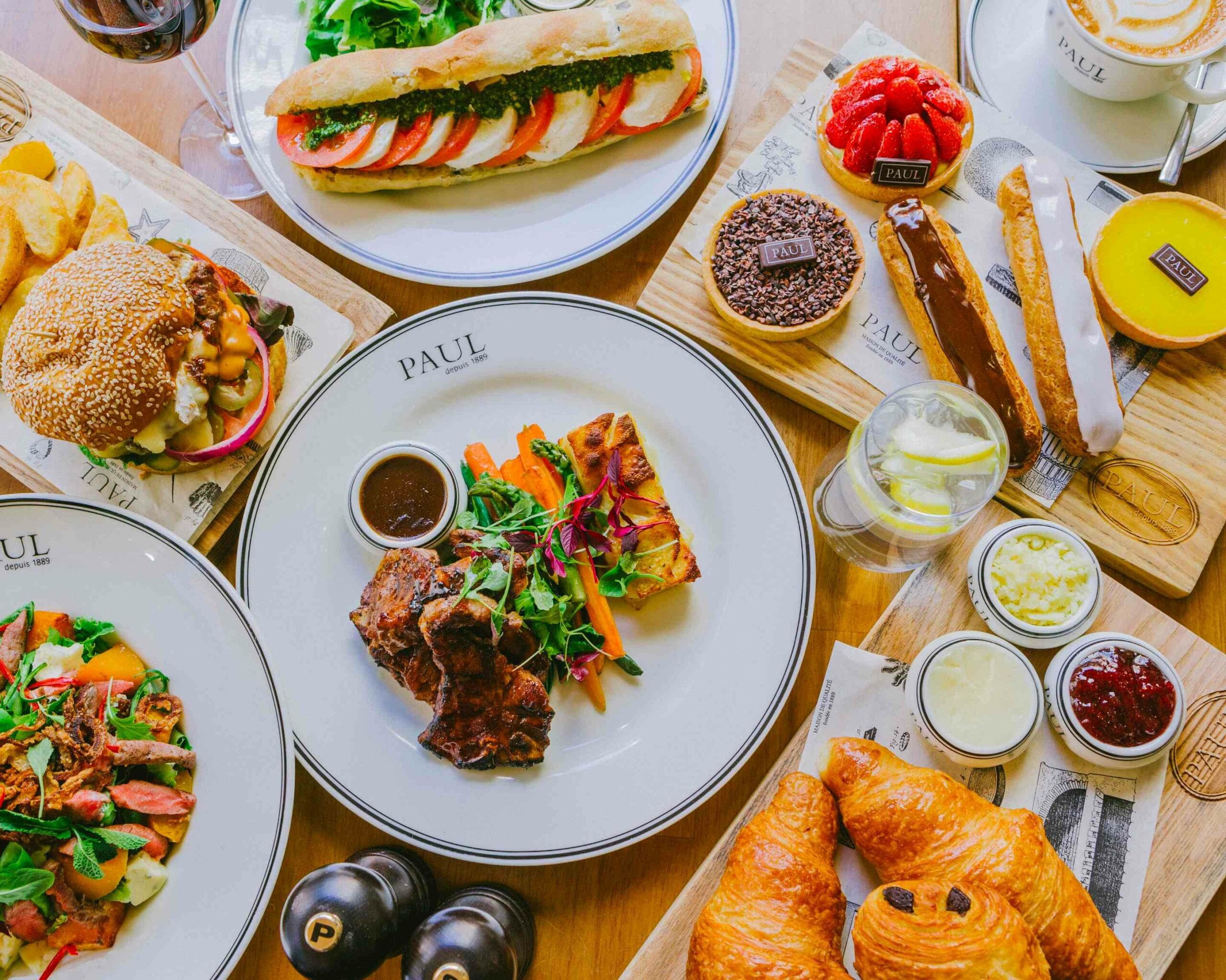 يقدم الاطباق الفرنسية والاوروبية والعالمية 