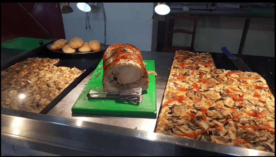  يقدم المطعم مجموعة متنوعة من البيتزا الإيطالية التقليدية