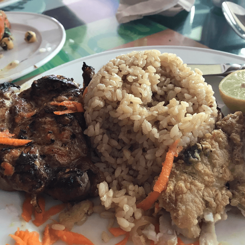 يقدم الاطباق الايطاليه والفرنسة والاوسطية وهو مناسب جدا للاشخاص النباتيين.