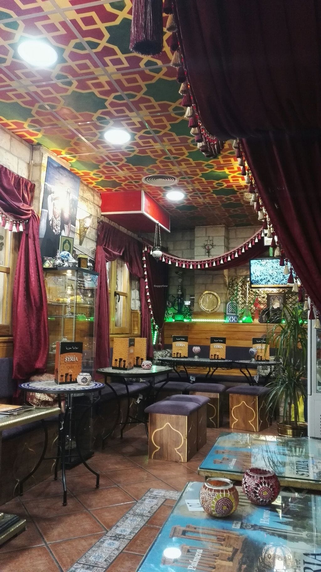 يتميز بتقديم أشهى المأكولات السورية والشرقية، بالإضافة إلى المشروبات المنعشة والطازجة.