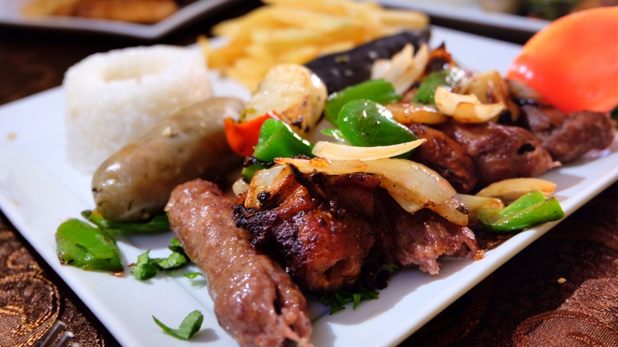 يقدم مجموعة متنوعة من الأطباق المصرية الأصيلة، بما في ذلك الكباب والكفتة والفراخ المشوية والمشويات والأسماك والمأكولات البحرية