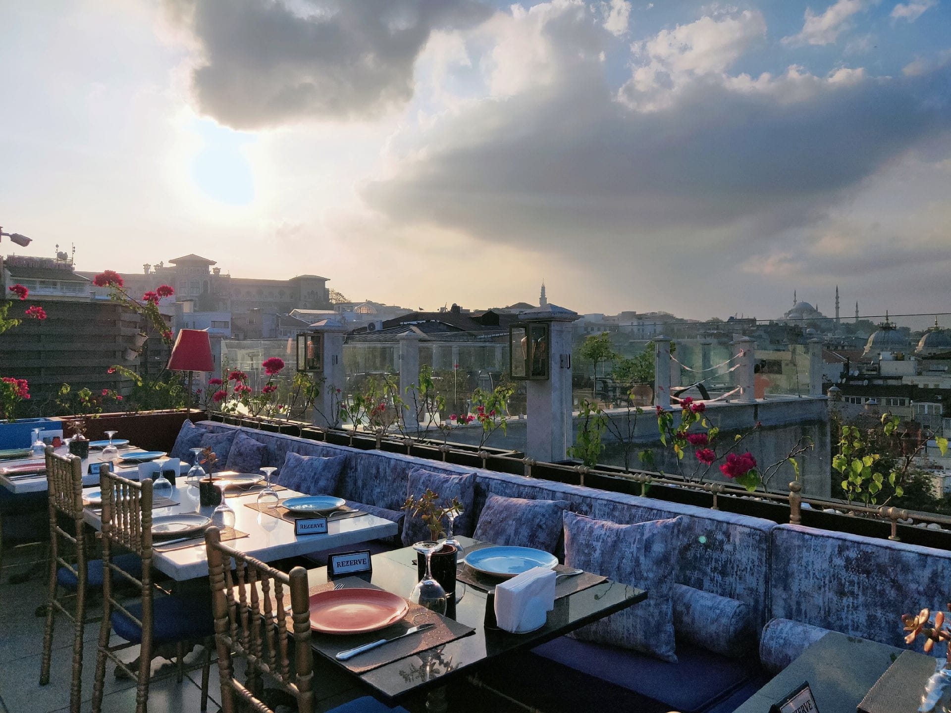 يقدم الاطباق الاوروبية والمحلية التركية بالاضافة الى الشرق الاوسطية .