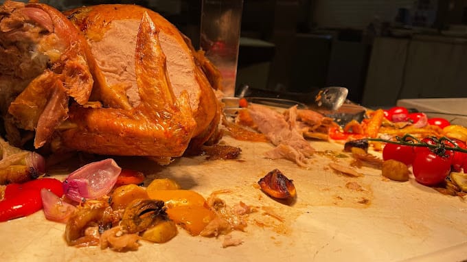 يقدم المطعم، بما في ذلك المأكولات البحرية، والمشاوي، والسلطات، والحلويات. 