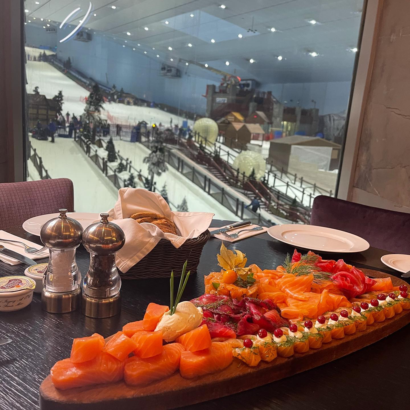 يقدم الاطباق اليابانية . الاطعمة البحرية . السوشي . الاسيوية