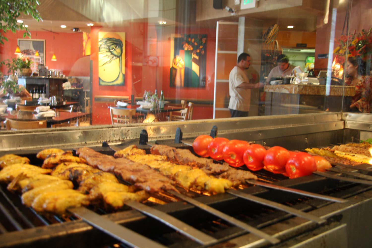 يشتهر المطعم بمكوناته الطازجة وكمياته السخية وخدمته الودية. يتوفر أيضًا خيارات نباتية ونباتية في القائمة.