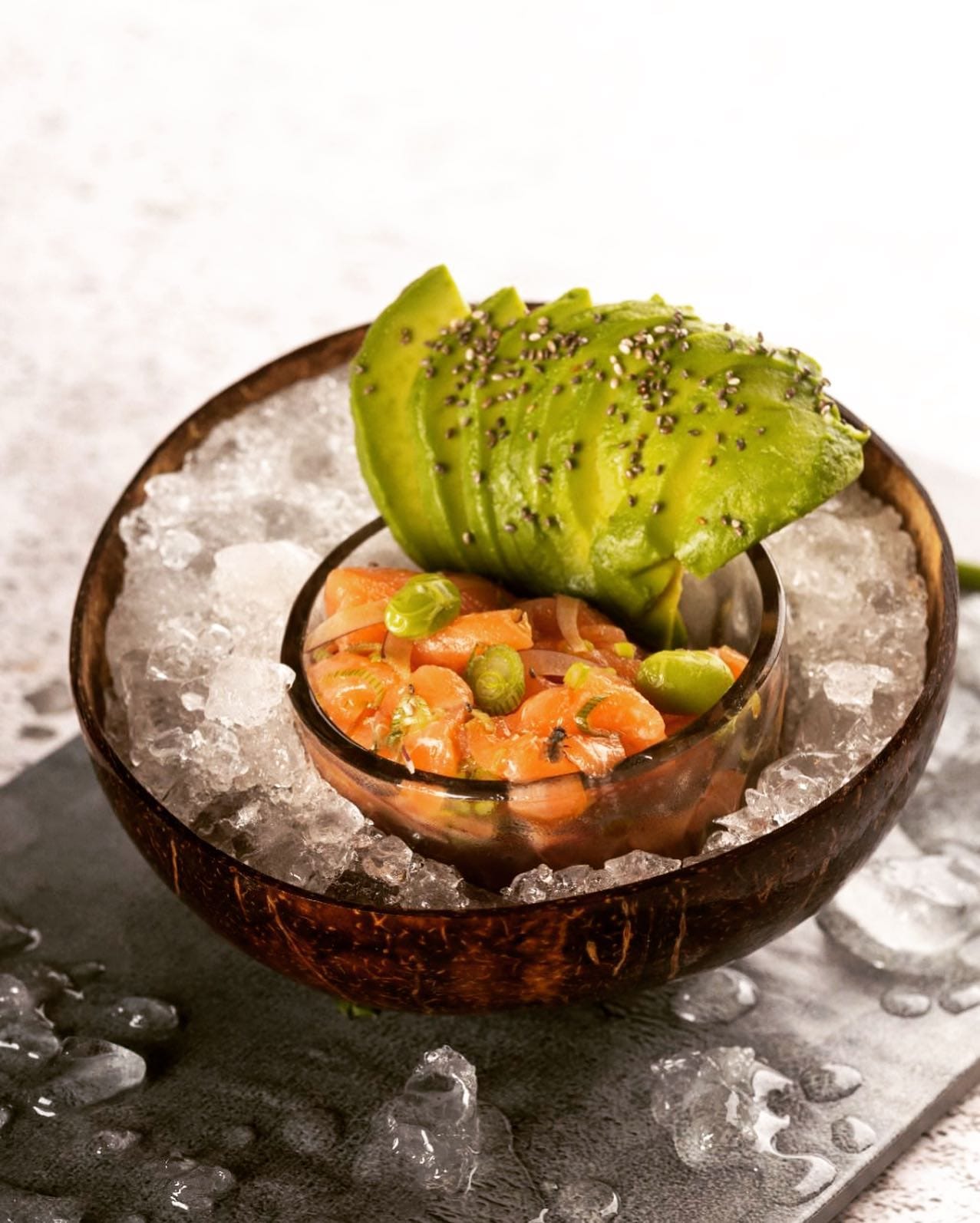 يقدم الأطباق الصينيه، من أمثلتها، الدجاج سويت أند ساور، و المكرونة بالخضروات و الجمبري مع صويا صوص .