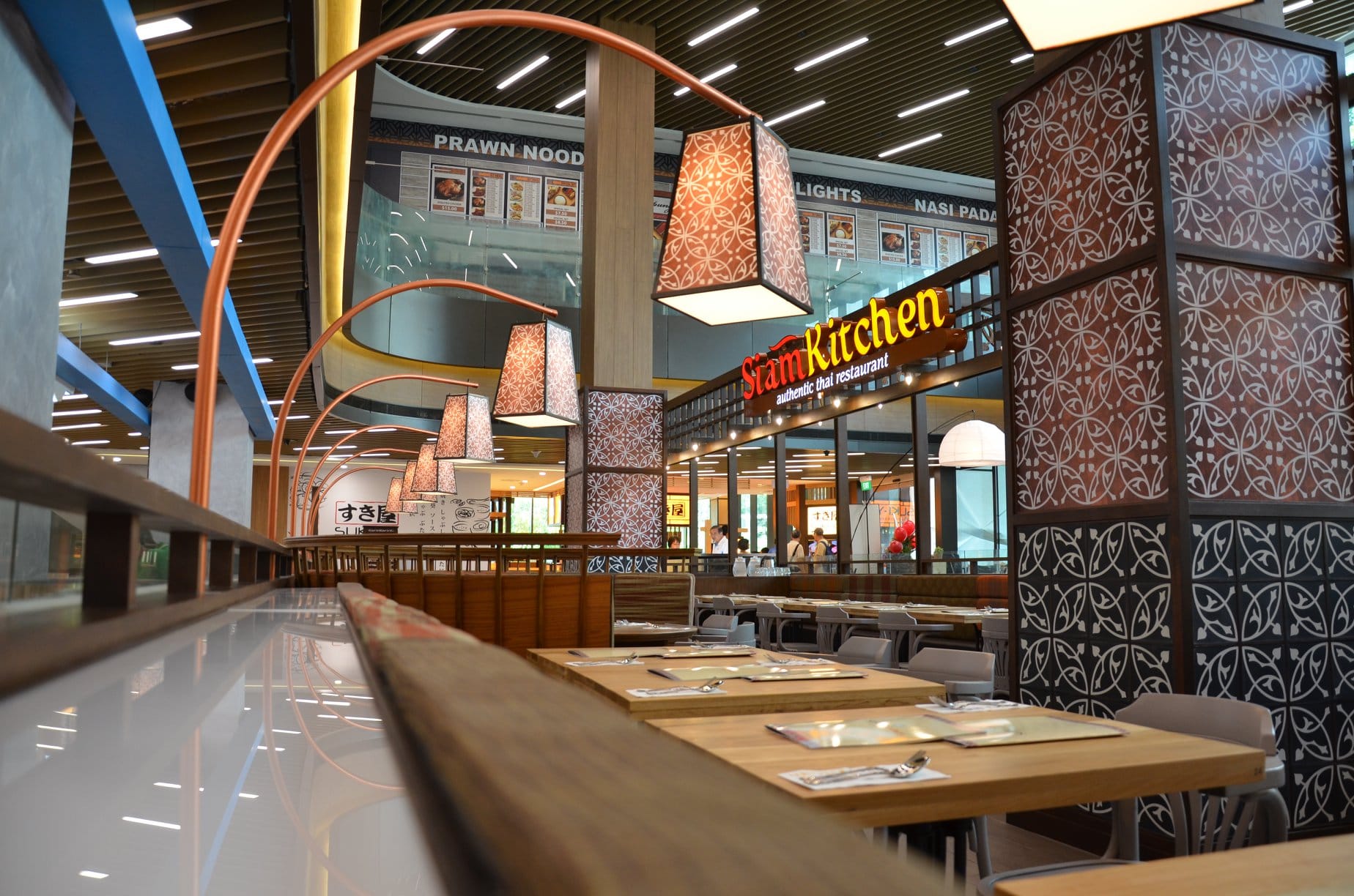 يقدم الاطعمة الهندية. البحرية . التايلايندية . العالمية 