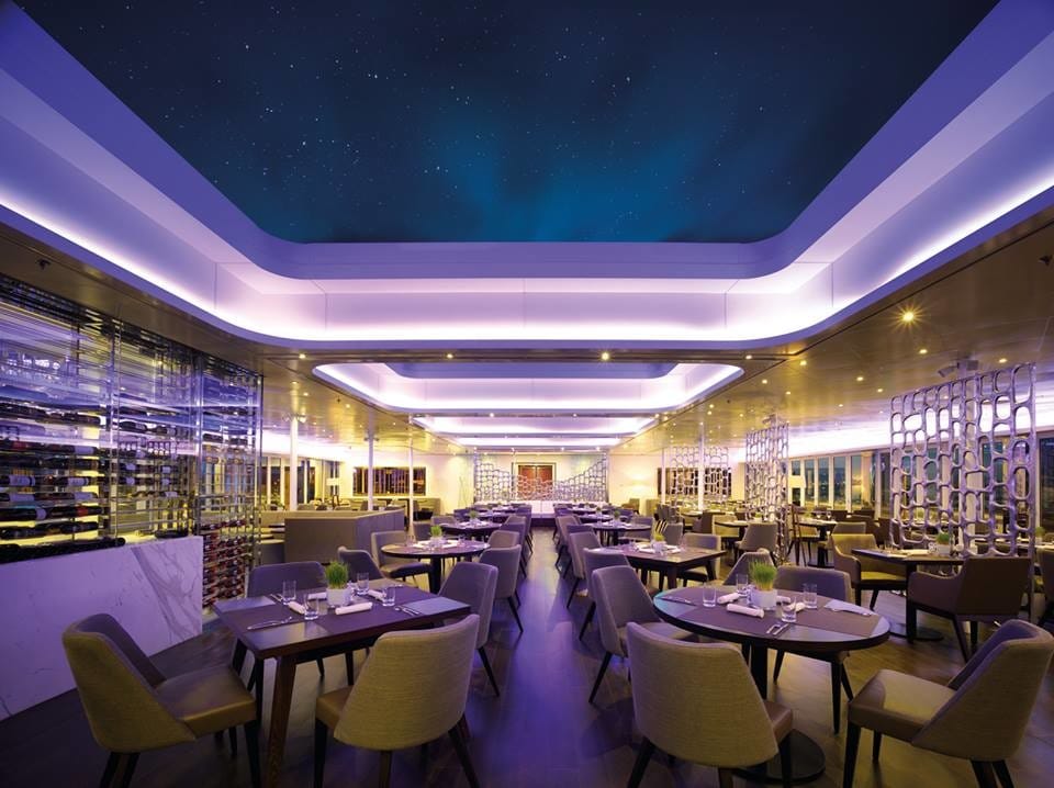 يشتهر مطعم السماء بتقديم الاطباق الخاصة بدول البحر المتوسط ومن امثلتها شرائح لحم البقر مع صوص المشروم وشرائح الدجاج مع الهليون  .