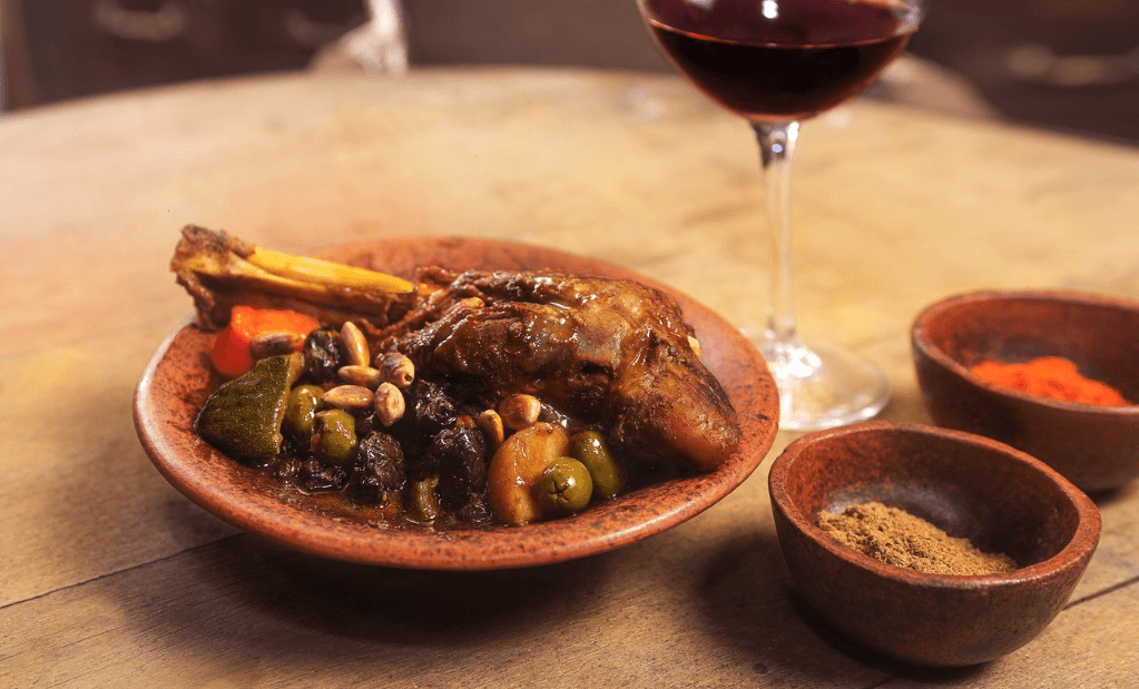 يقدم المطعم المأكولات المغربية التقليدية ، بما في ذلك الطاجين ، والكسكس ، والمشوي ، والهريرات. 