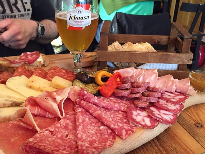 يقدم المطعم مجموعة متنوعة من الأطباق الإيطالية الكلاسيكية والمعاصرة