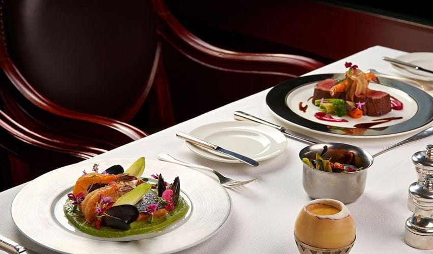 يقدم المطعم مجموعة متنوعة من الأطباق المصرية والعالمية، بما في ذلك الأطباق التقليدية مثل الكباب والكفتة