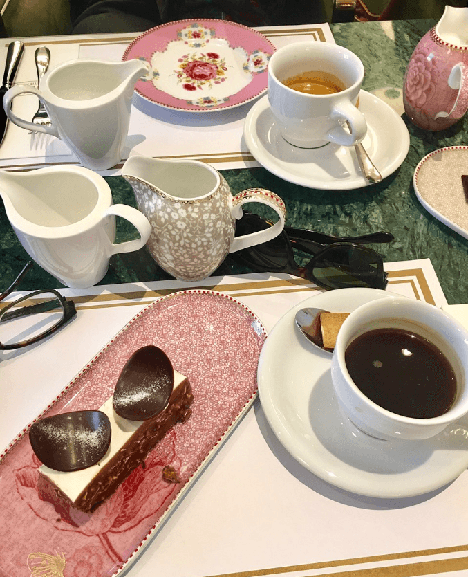 يقدم وجبات بطريقة مميزة وخاصة ويعتبر من المطاعم الحلال.