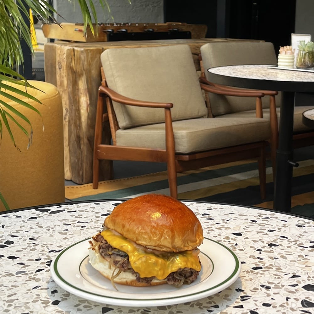 يقدم الاطباق عالمية و الاوروبية و الاسيوية و العربية بشكل مميز وخاص