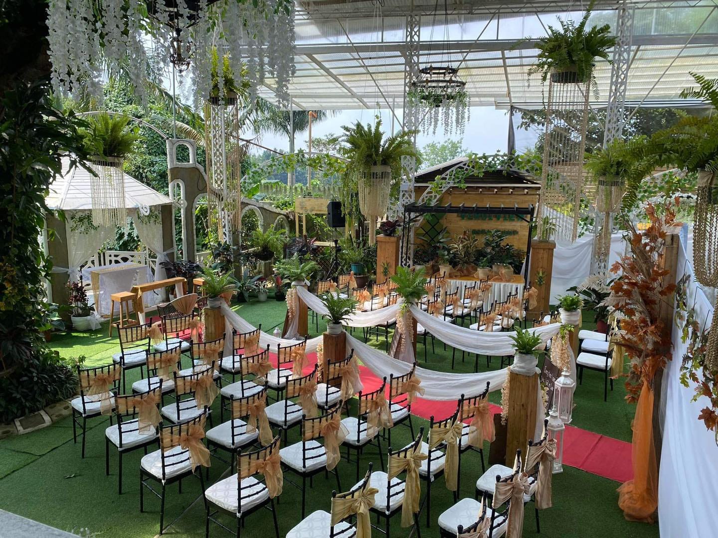 يقدم الأطباق التركية السريعة، من أمثلتها الشاورما التركية، و الكباب الاسكندر، و الكفتة النية .