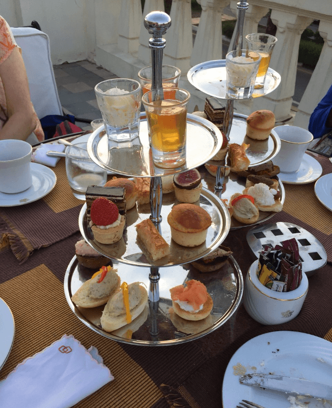 مطعم فاخر يقدم الماكولات الساخنه والباردة ووجبات الغداء والعشاء الاوروبي والشرق اوسطي.