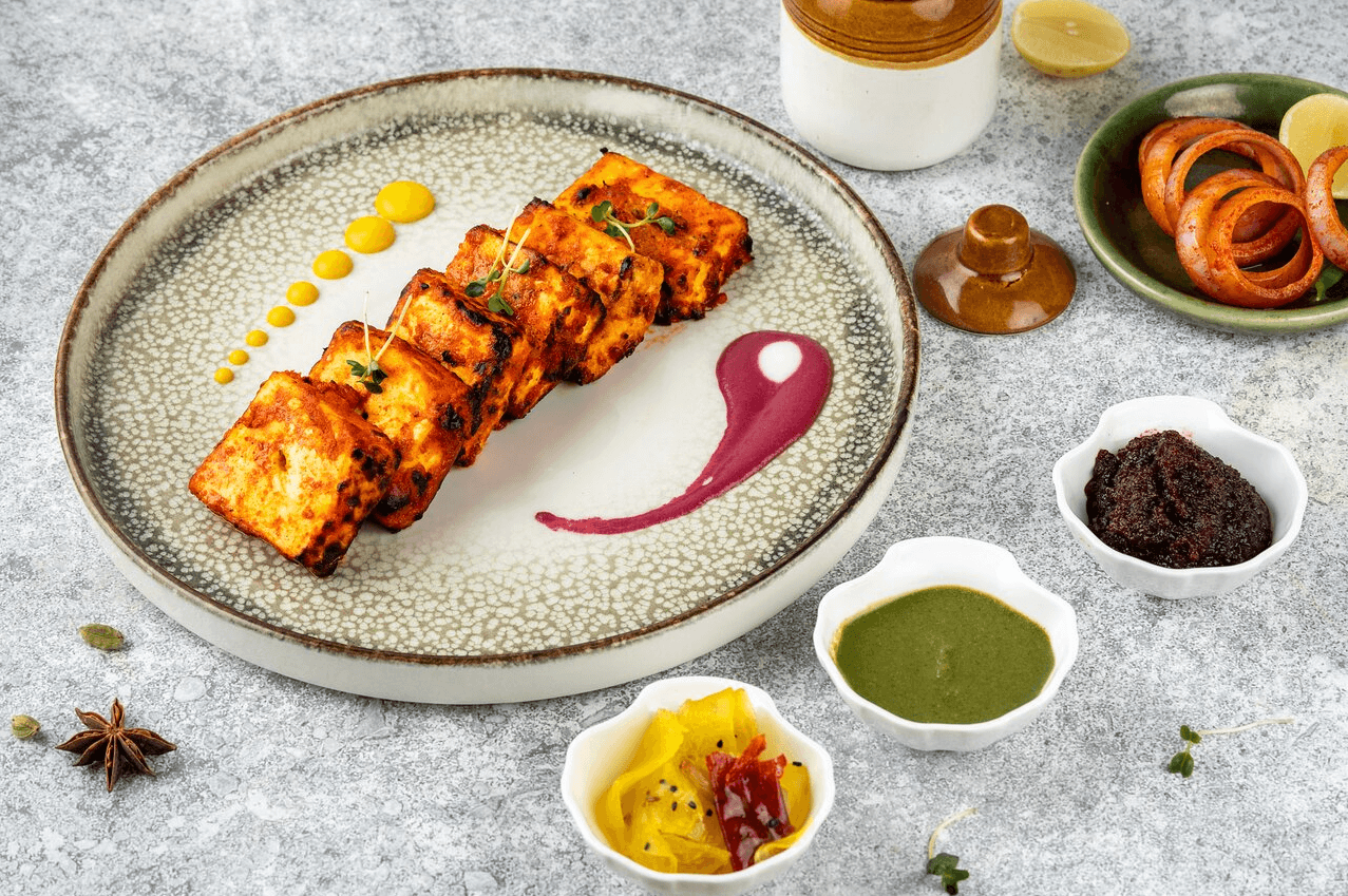 يقدم الاطباق المحلية والعالمية والشرق اوسطية 