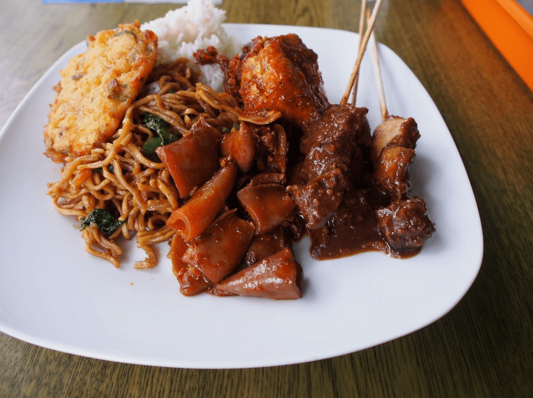 يقدم المطعم مجموعة متنوعة من الأطباق الإندونيسية التقليدية