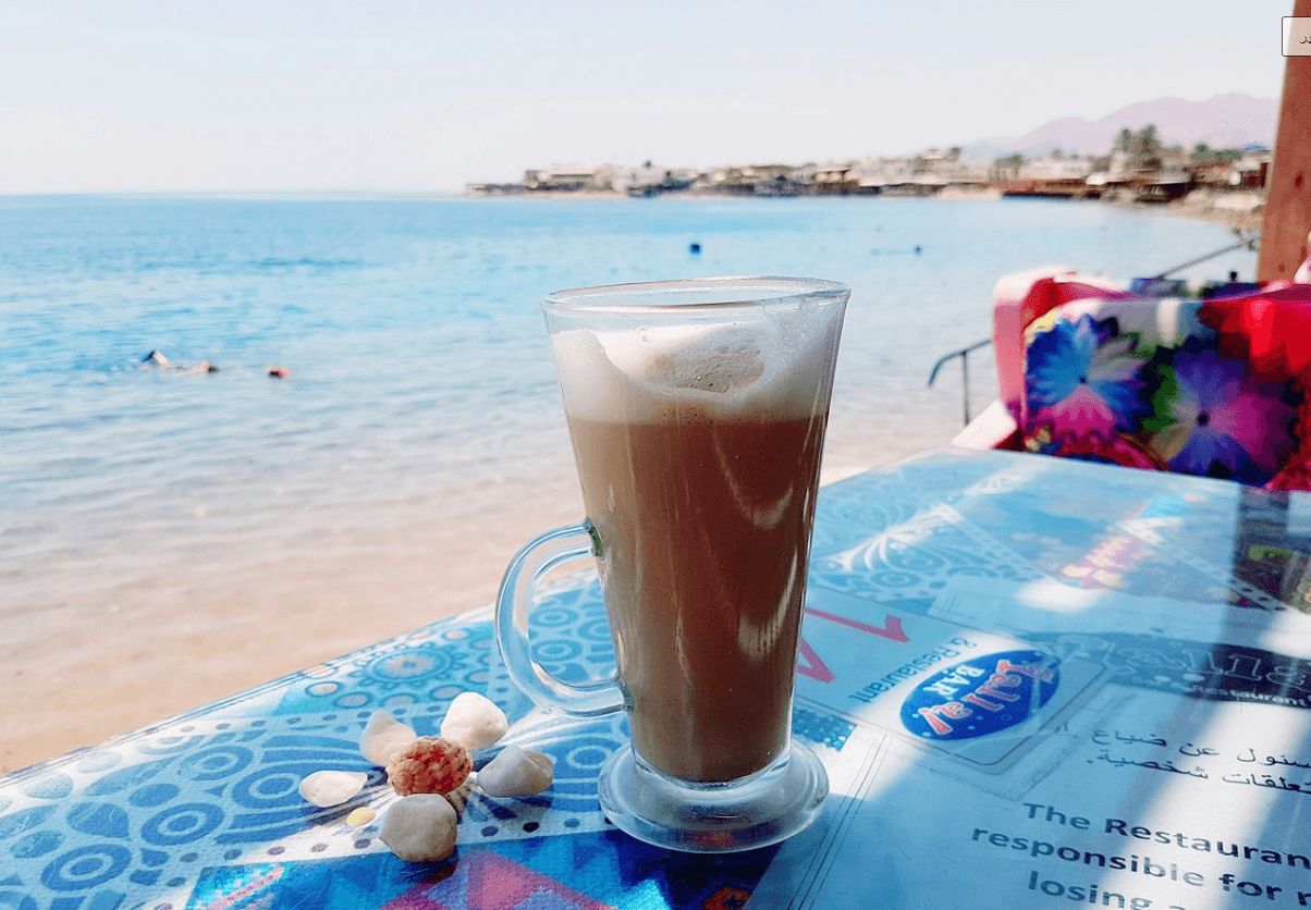 يقدم المطعم مجموعة متنوعة من الأطباق المصرية والعالمية، بما في ذلك اللحوم المشوية والأسماك الطازجة والسلطات والمعجنات.