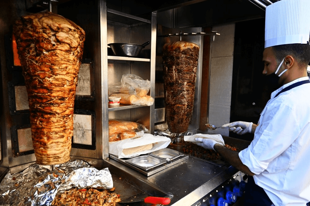 مطعم يقدم الوجبات السريعة