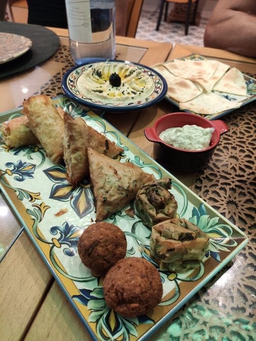 يقدم مجموعة متنوعة من الأطباق الأندلسية التقليدية، بما في ذلك التاباس والشوربات والمقبلات والوجبات الرئيسية