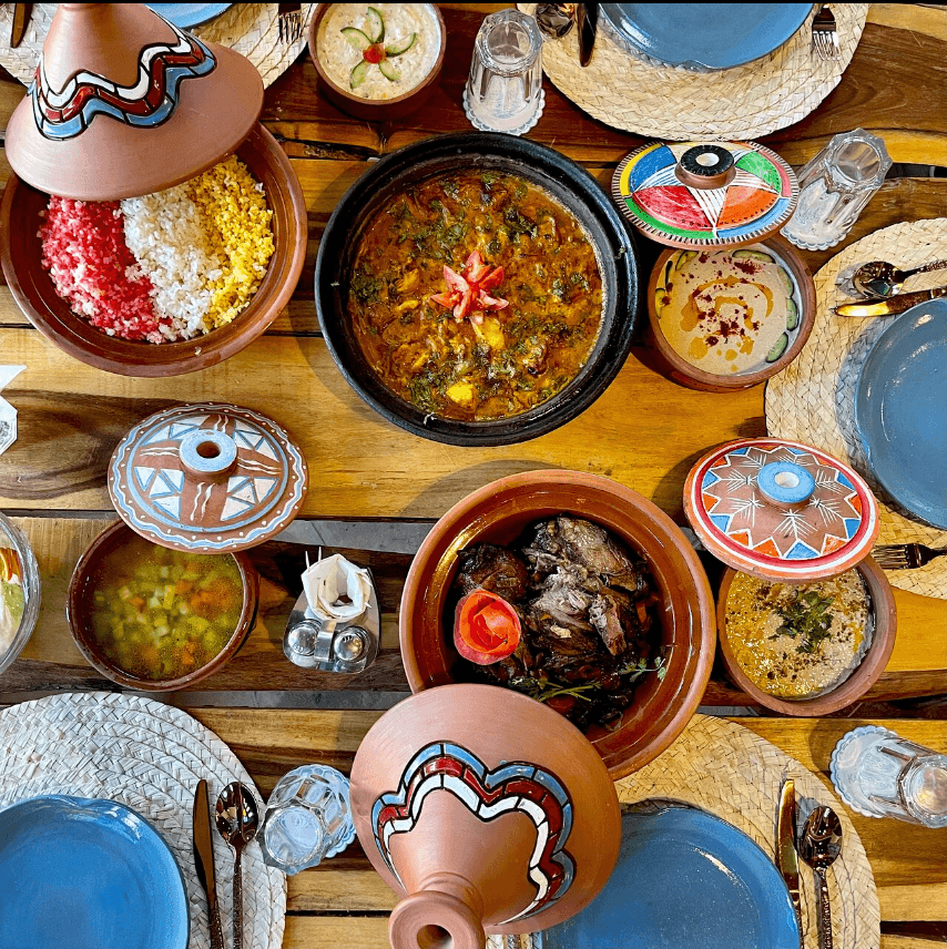 يقدم الأطباق المصرية, المتوسطية, و المشروبات والاطباق العربية.