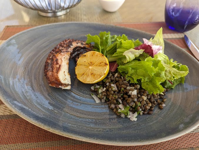 قدم المطعم مجموعة متنوعة من المأكولات البحرية الطازجة، بما في ذلك الأسماك المشوية، والمأكولات البحرية المحضرة، وشوربات المأكولات البحرية.