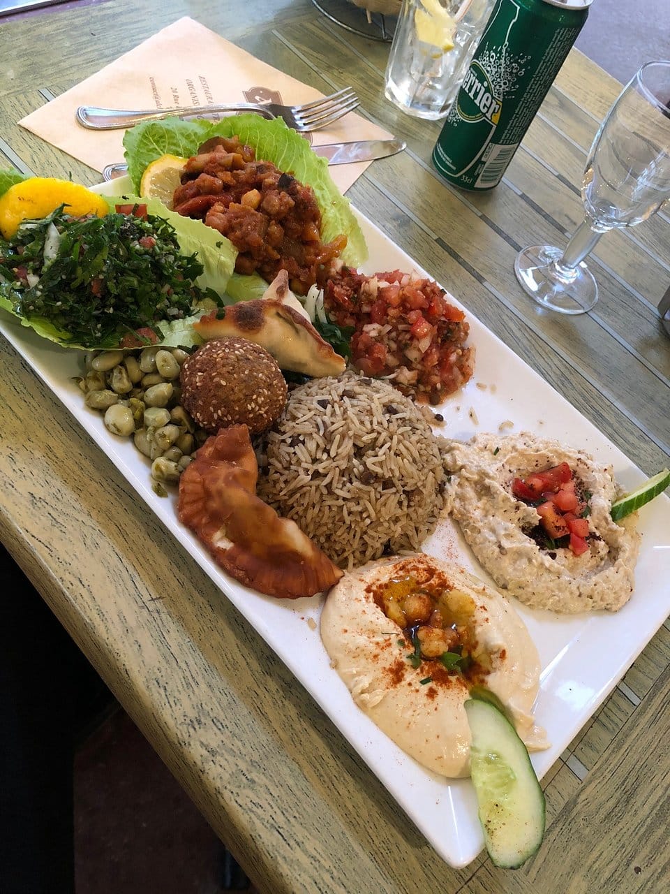 يقدم الاطباق اللبنانية والمتوسطية والشرق اوسطية 