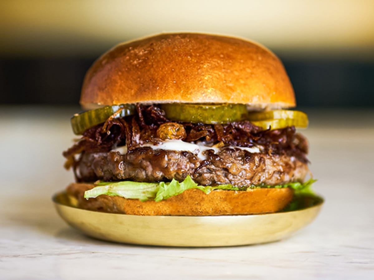 يقدم الاطباق اللبنانية والمتوسطية والشرق اوسطية 