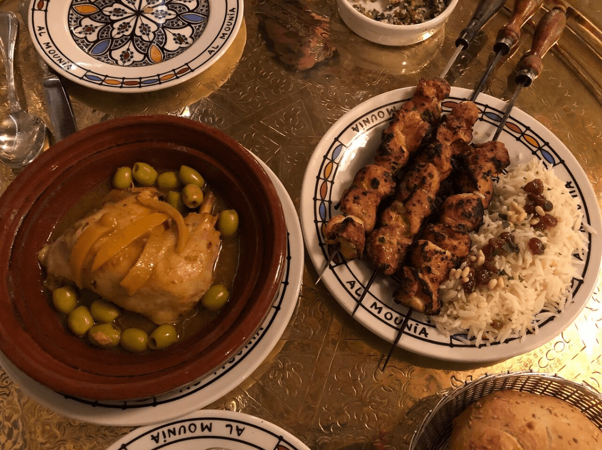 يقدم الاطباق المغربية 