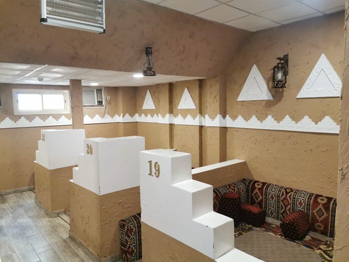 معطم حلال يقدم الاطباق الشرق اوسطية لديهم وجبات العشاء والغداء 