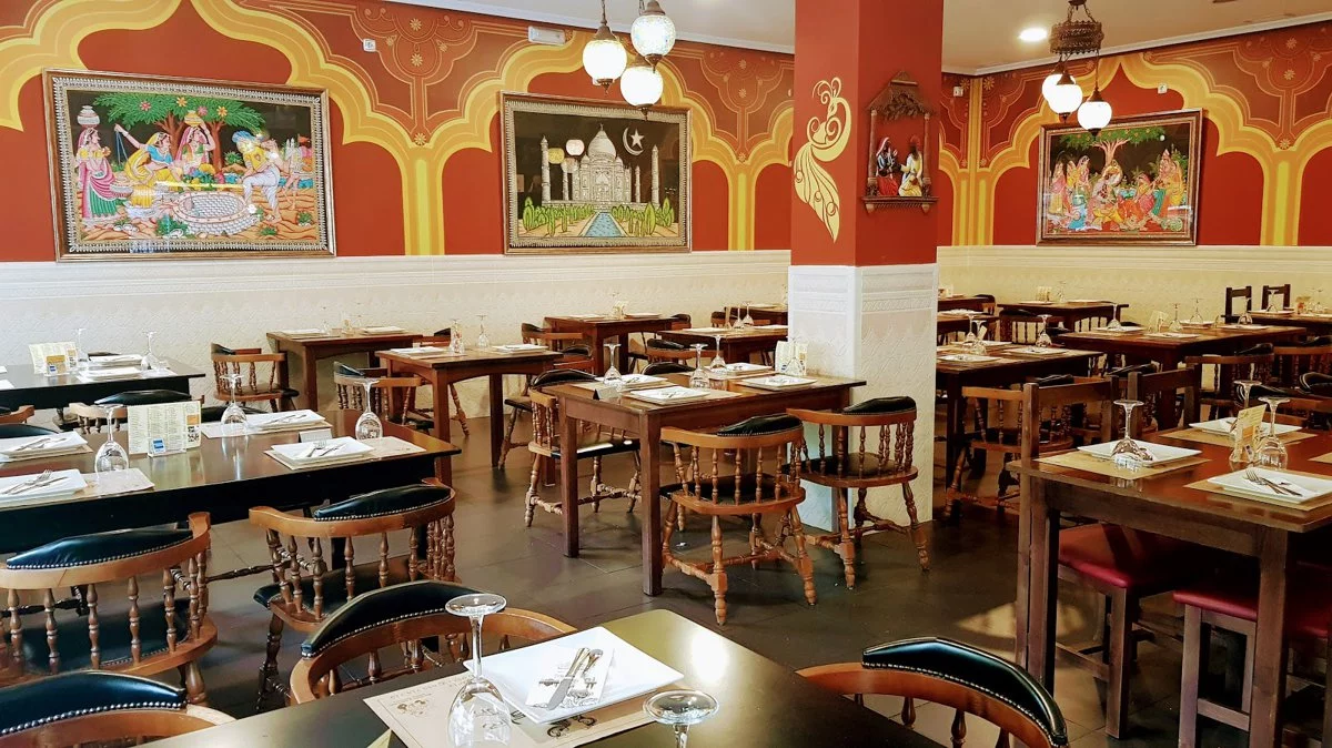 يقدم الاطباق الشرق اوسطية والمتوسطية 