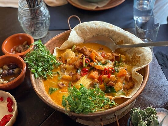 يقدم الكباب  التركي الشهير ومقبلات والمشويات 