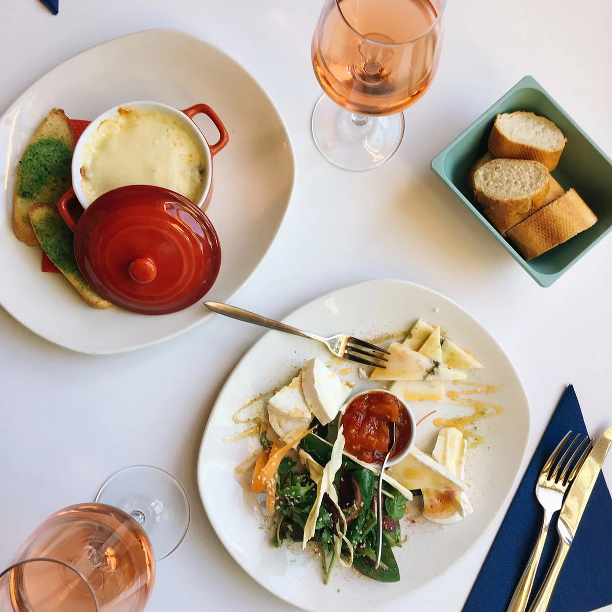 يقدم الاطباق التركية 