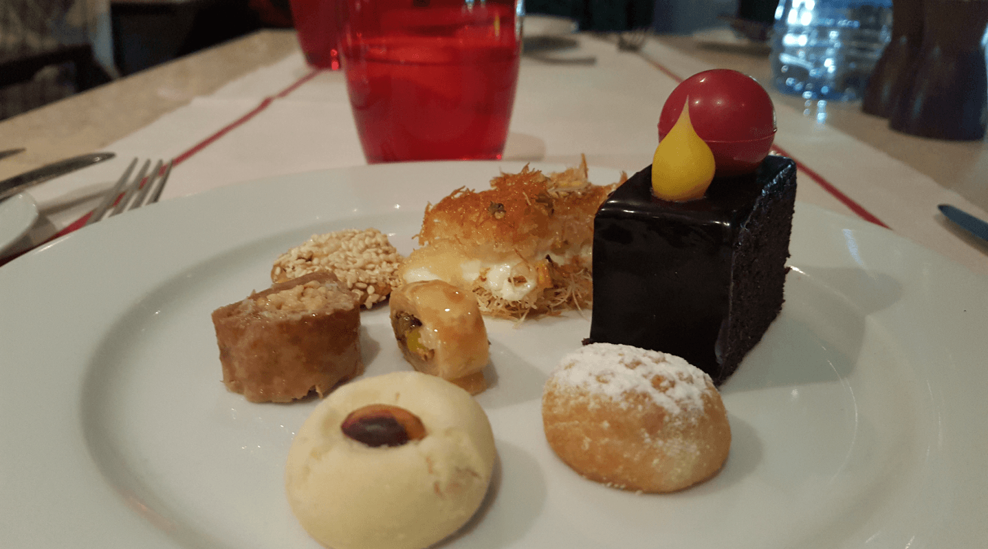 يقدم الاطباق المحلية والعربية والاسيوية 