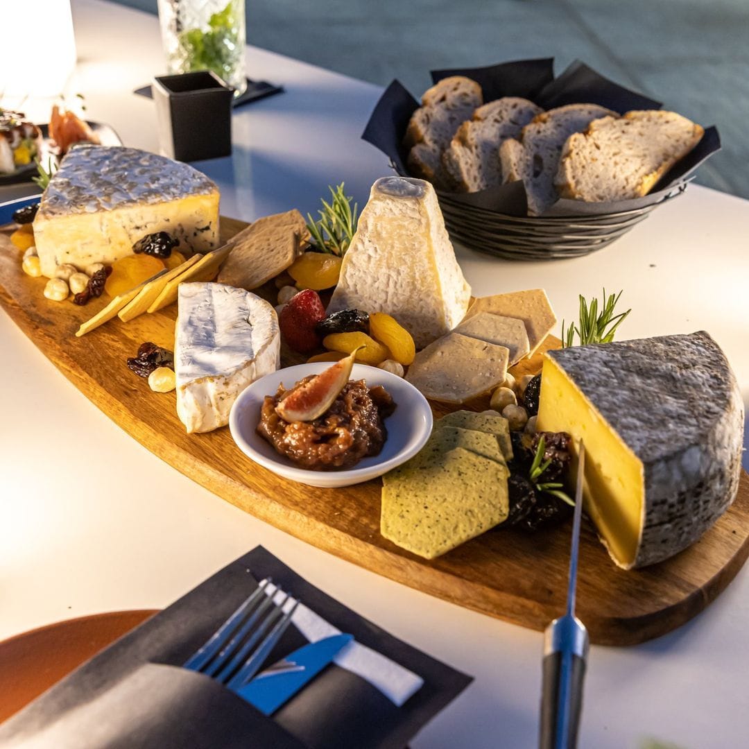 يقدم الاطباق العالمية 