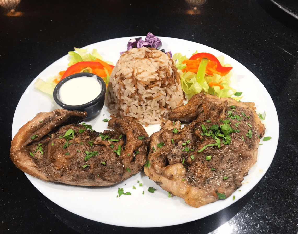 يقدم الاطباق الشرق اوسطية والعربية