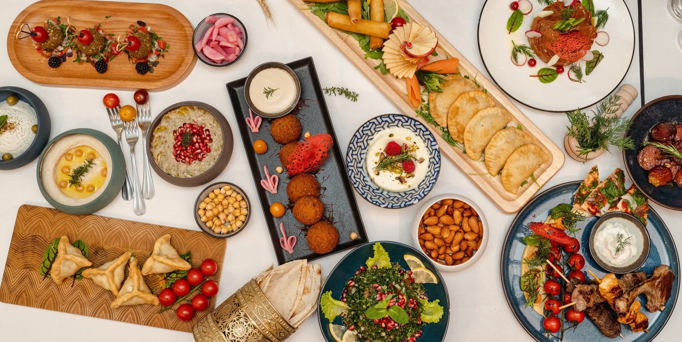 يقدم الاطباق اللبنانية والمتوسطية والصحية والشرق اوسطية 