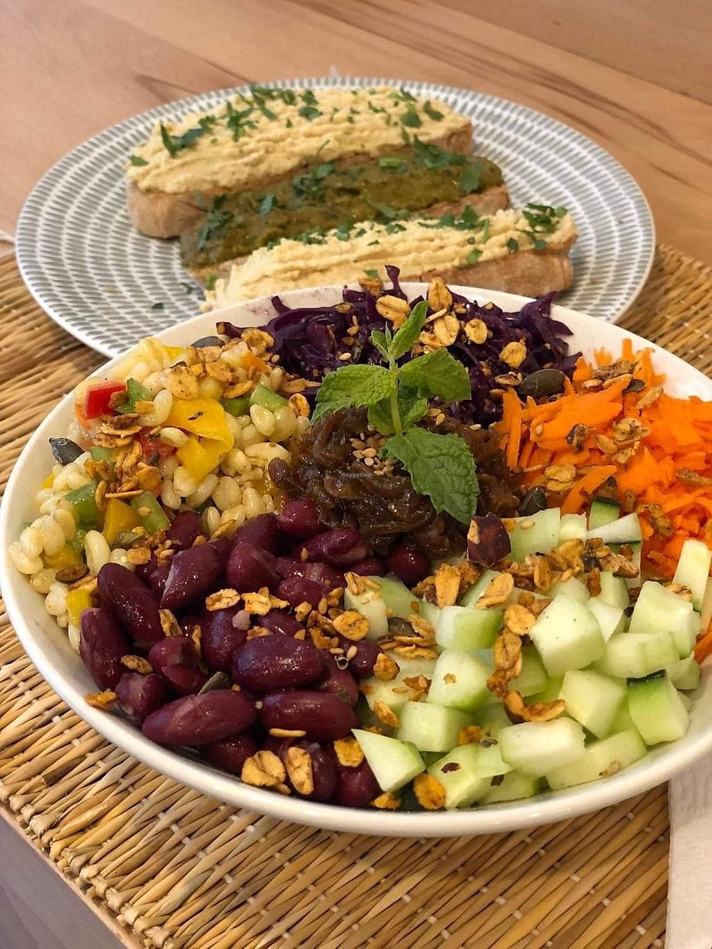 يقدم الاطباق اليابانية والسوشي والاطعمة البحرية والاسيوية