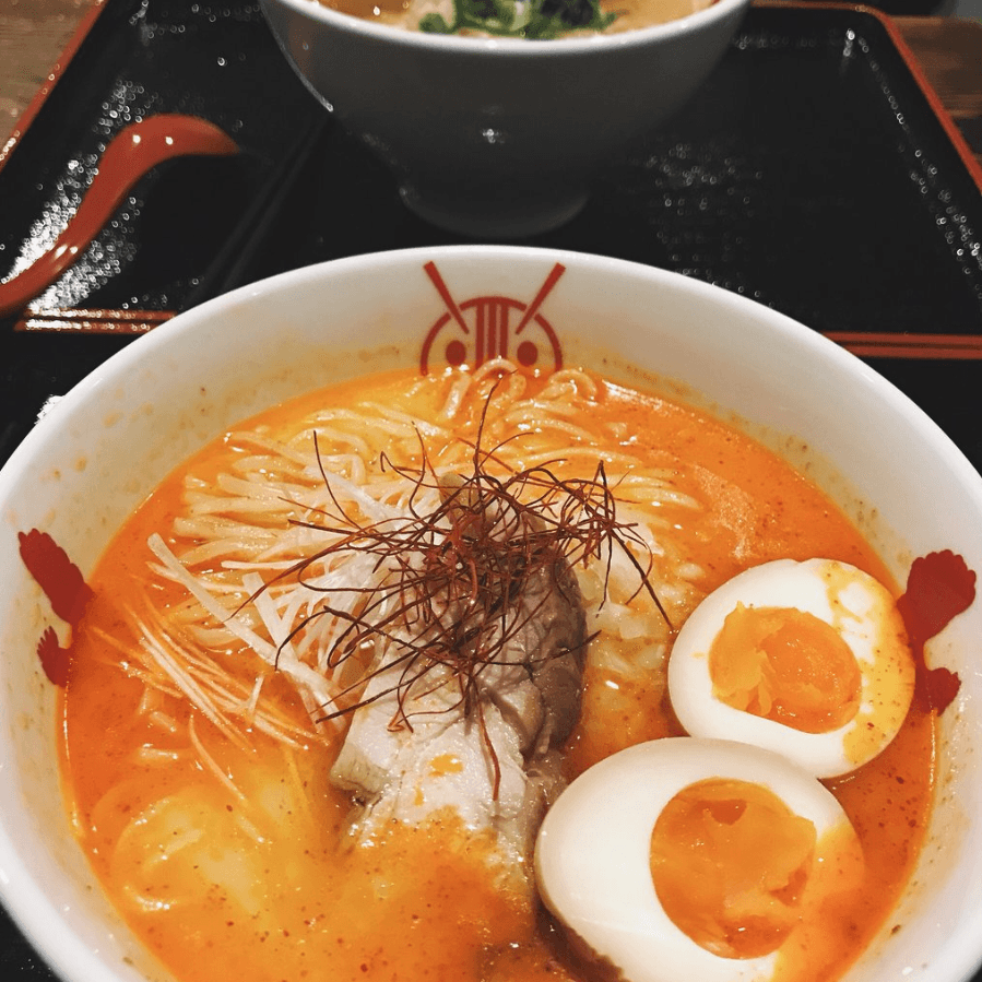 مطعم اسيوي وياباني يقدم الاطباق الحلال بطريقة مميزة.