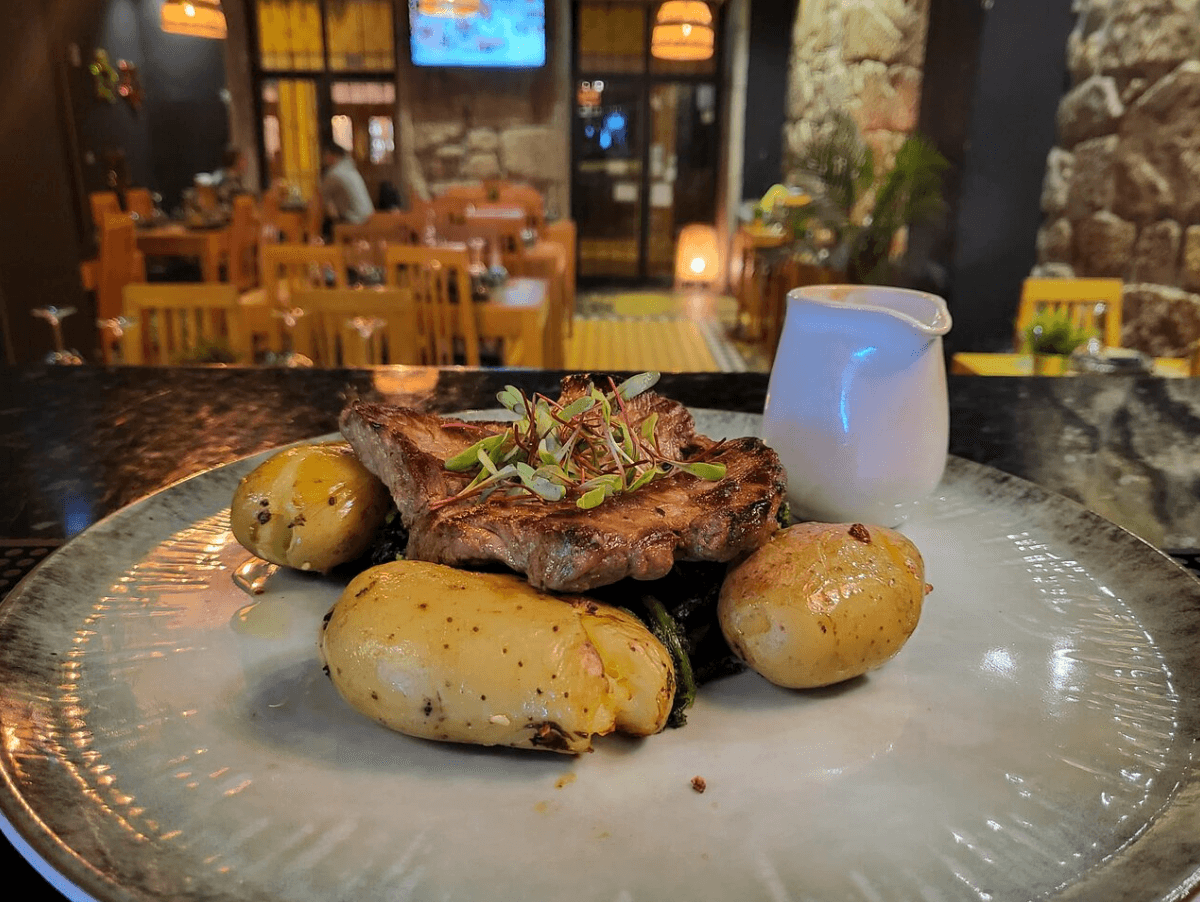 يقدم الاطباق الفاخرة المحلية والعالمية