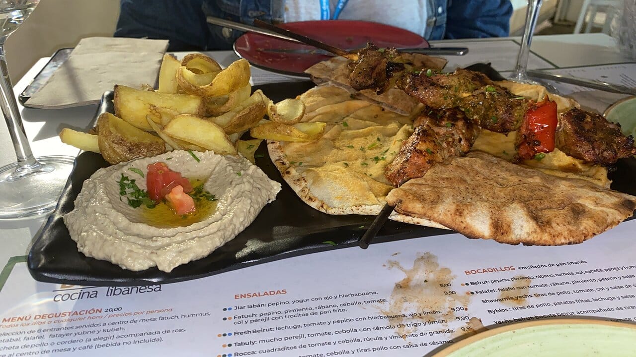 يقدم الاطباق اللبنانية والشرق اوسطية 