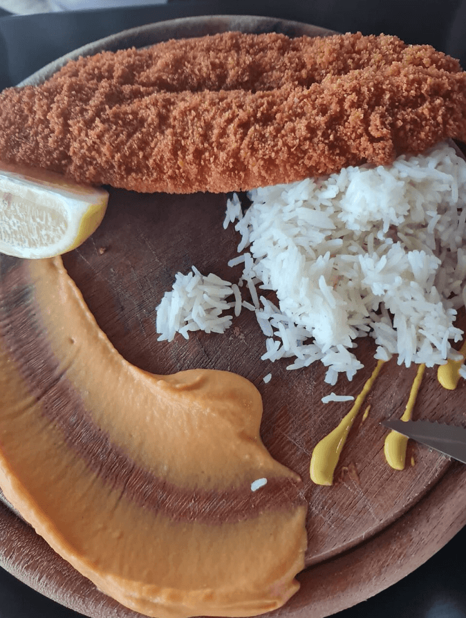 يقدم الاطباق اللبنانية والمتوسطية 