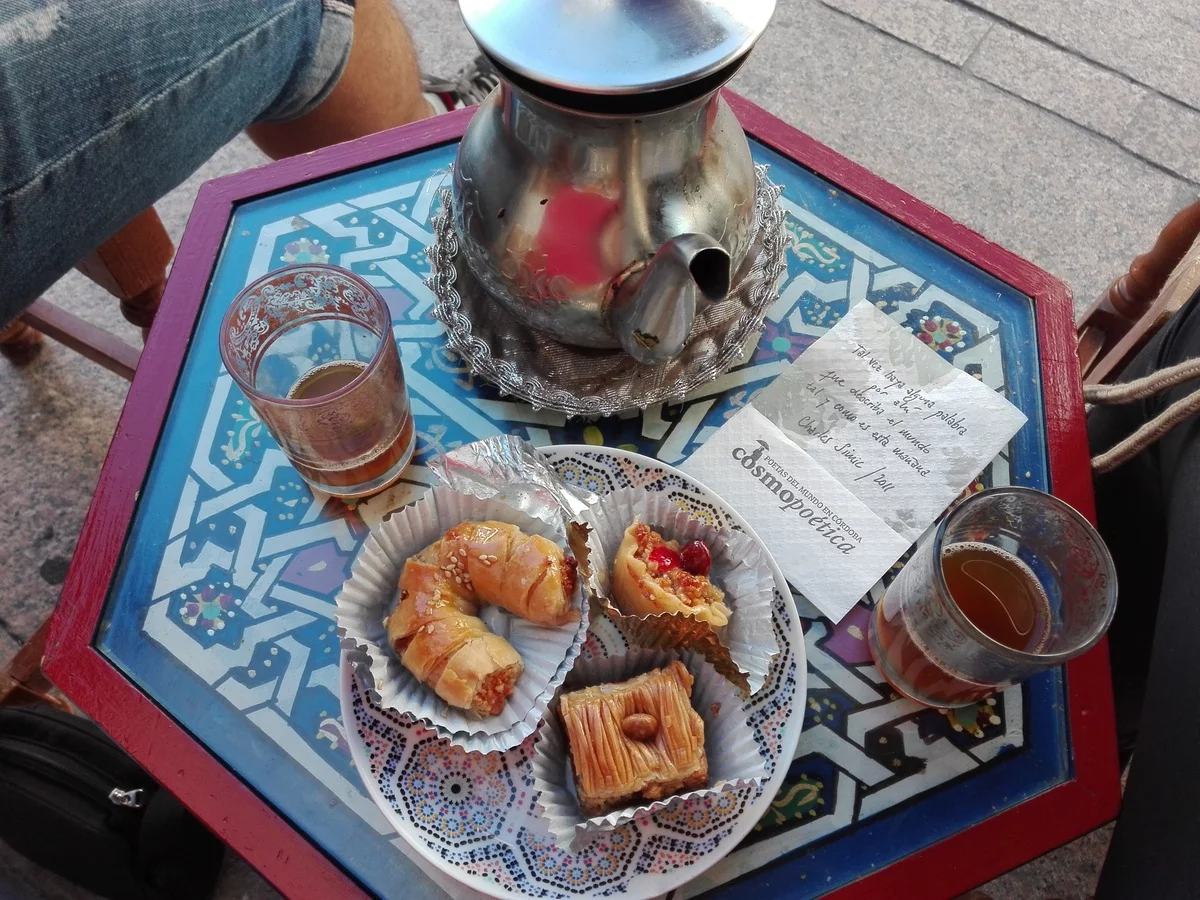 يقدم الاطباق العربية والشرق اوسطية والمغربية 