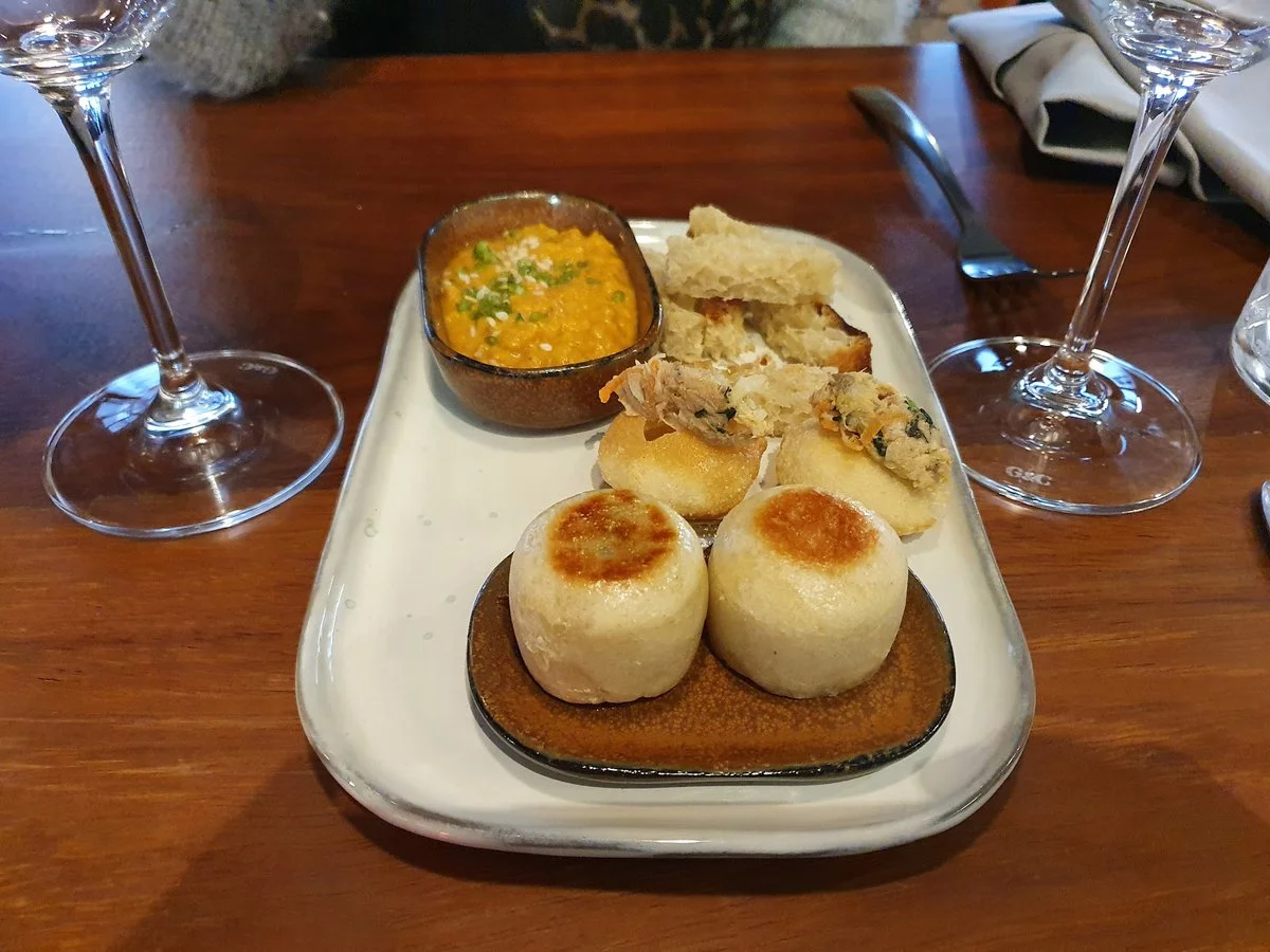 يقدم الاطباق الهندية