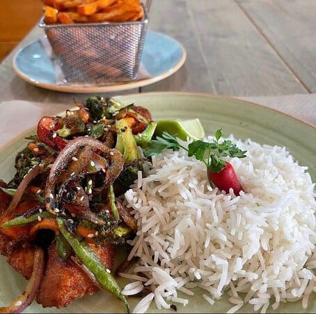 يقدم الاطباق المتوسطية والبريطانية 