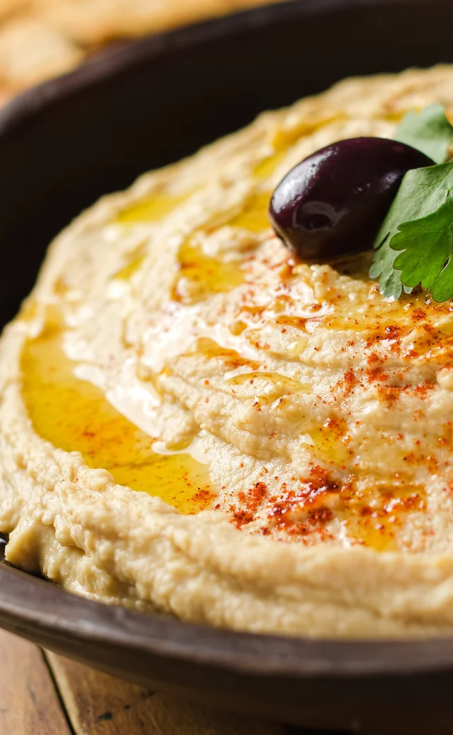 يقدم الاطباق الشرق اوسطية 