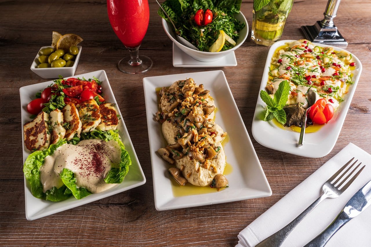 يقدم الاطباق الشرق اوسطية والمتوسطية والمشويات والعربية 