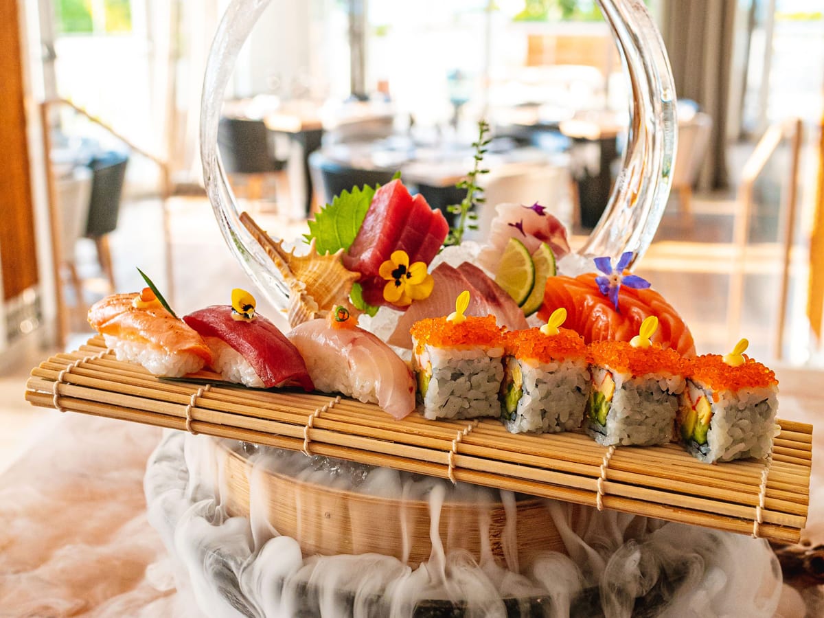 يقدم الاطباق اليونانية والاطعمة البحرية و الاسيوية و الصحية 